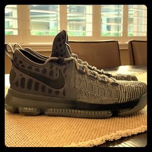 Men’s Nike KD 10’s Sneaker